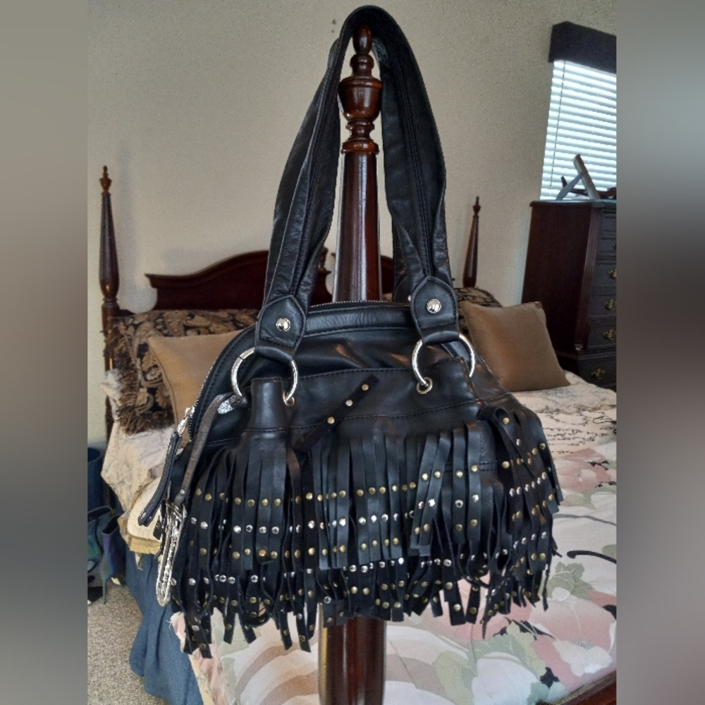 B. Makowsky black leather purse